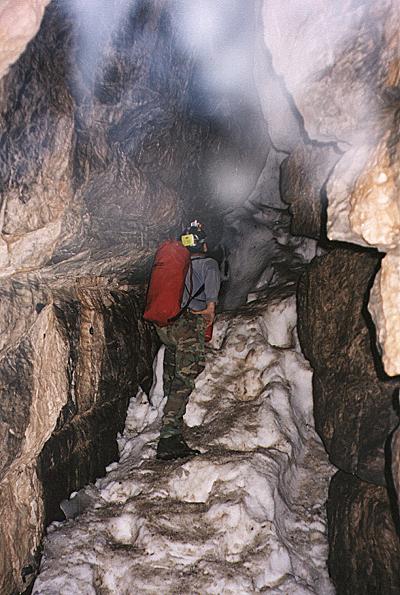 Eis und Schnee ist noch sehr weit in die Höhle zu finden !